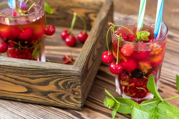 Okulary orzeźwiający napój o smaku świeżych owoców i wystrój — Zdjęcie stockowe
