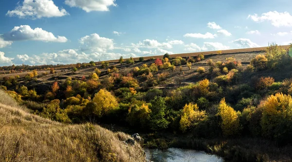 Toller Blick auf die Flussschlucht an einem sonnigen Herbsttag — Stockfoto