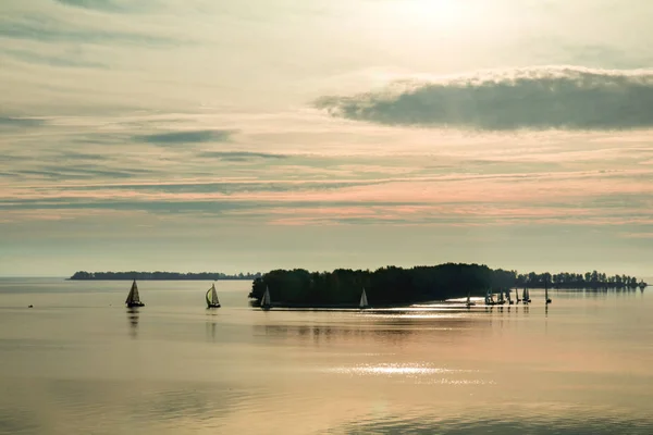 Схід сонця над річкою з яхтами на спокійній воді — стокове фото