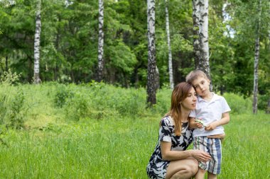  Ciddi küçük çocuk annesi şehir parkı ile konuşurken 