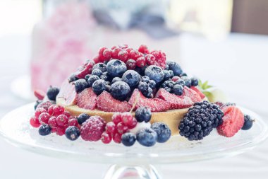  Bir cam tabakta taze çilek ile lezzetli berry pie. Geri ışığı