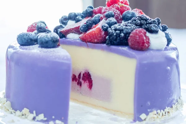 Välsmakande glass tårta med färska bär på en glasskiva. Ljus — Stockfoto