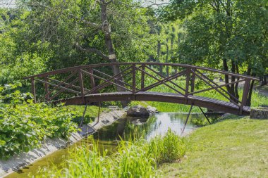 Yaz patika şehir Park güneşli bir günde bir köprü ile