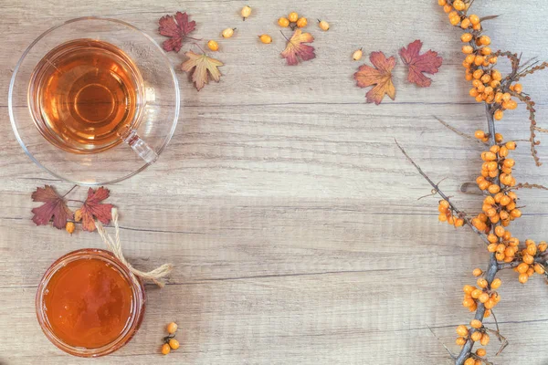 Concepto de bebida caliente saludable de otoño. Rama de espino cerval de mar común — Foto de Stock