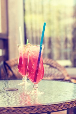 Taze limonata bir sokak kafe tabloda şeffaf gözlük. Hedef