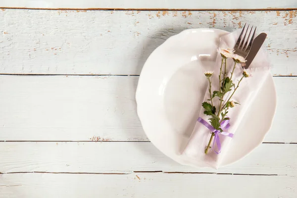 Λευκό ροζ χρυσάνθεμο λουλούδια, πετσετάκι, άδειο πιάτο, πιρούνι και — Φωτογραφία Αρχείου