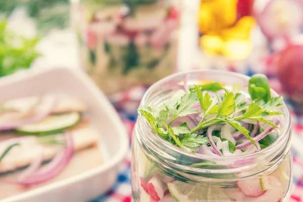 Salata sebze ve dilimlenmiş ringa balığı filetosu — Stok fotoğraf