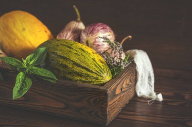 Kavun, fesleğen, nane, mor grafiti patlıcan, soğan ve yeşil f