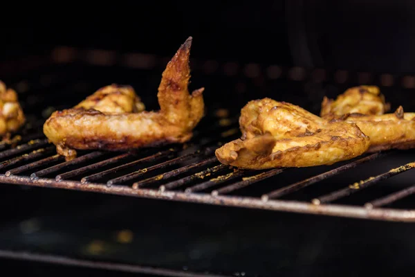 Asas de frango assadas na grelha no forno . — Fotografia de Stock