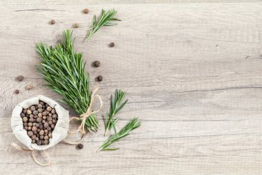 Biberiye ve hafif ahşap yüzeyde kokulu biber