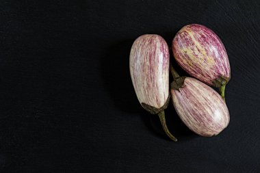 Kara taş yüzeyi grafiti üç patlıcan mor. Üstten Görünüm