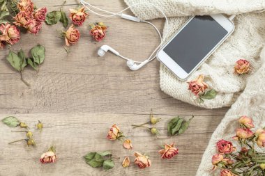 Yün, örgü beyaz kurutulmuş güller çiçek, cep telefonu ve baş