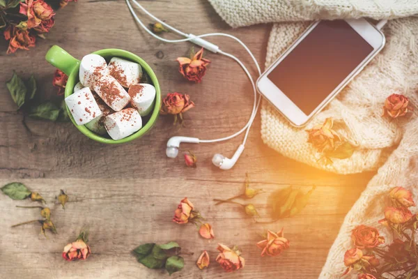 Kopje koffie met marshmallow, witte rozen breien van wol, gedroogd — Stockfoto