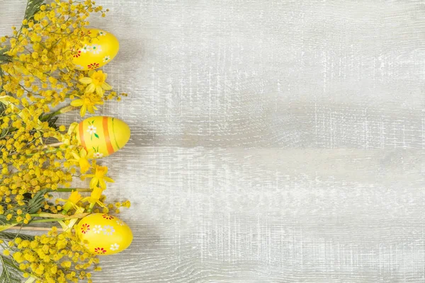 Easter holiday composition in yellow colors with spring flowers. — Stock Photo, Image