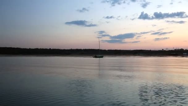 Coucher de soleil sur la rivière. Tournage vidéo depuis le bateau. Ciel coloré en soirée sur la rivière .