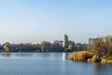 Sonbahar manzara. Nehrin karşısındaki kilise ile şehir