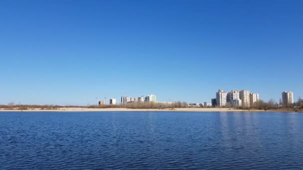 Nuovi Edifici Costruzione Oltre Fiume Bella Giornata Sole Paesaggio Urbano — Video Stock