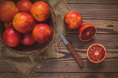 Hasır sepet ve şişe suyu Kan portakalı meyve