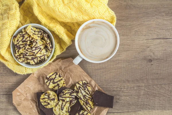 Xícara de café com leite, chocolate, deliciosos cereais nutritivos — Fotografia de Stock