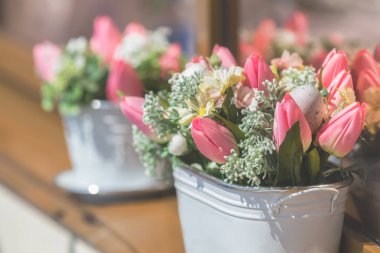 Sokak kafesi çiçekleri ve otlar dekor konsepti.