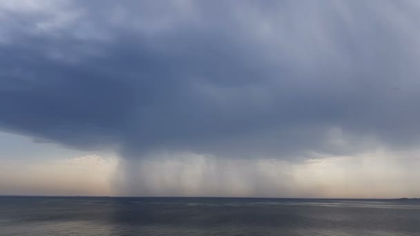 Regn Över Floden Vackra Åska Moln Över Floden Skytte Från — Stockvideo