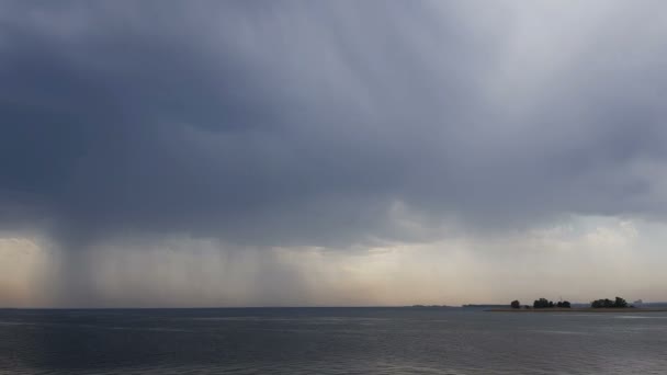 Lluvia Sobre Río Hermosas Nubes Truenos Sobre Río Disparando Desde — Vídeos de Stock