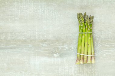 Kuşkonmaz hafif ahşap yüzeyde lahanası.