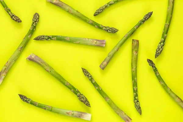 Germogli di asparagi su una superficie verde brillante . — Foto Stock