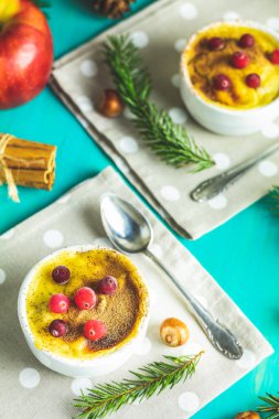 Noel ve Yeni Yıl kompozisyonu Tatlı lezzetli elmalarla