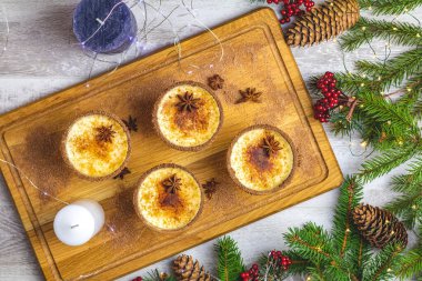 Noel ve kış tatili için tarçınlı yumurta likörü ve hindistan cevizi.