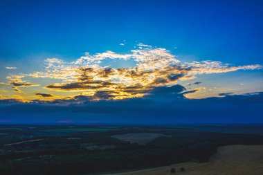 Hasat zamanı, alacakaranlıkta tarlaların üzerinde uçan hava.