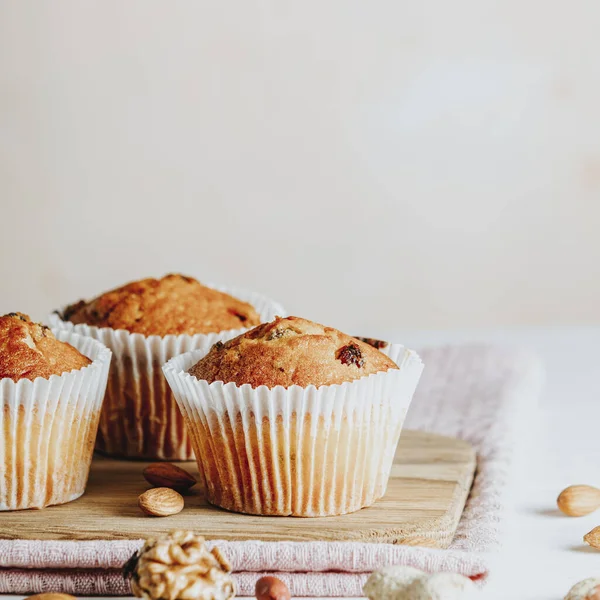 Vanilj karamell muffins i papperskoppar på vit trä bakgrund — Stockfoto