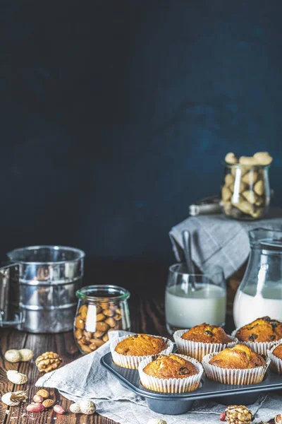 Ванильные карамельные кексы в бумажных чашках и стекло в пекарне м — стоковое фото