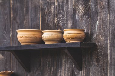 Koyu ahşap yüzeyde seramik kaseleri olan kompozisyon. Kavram