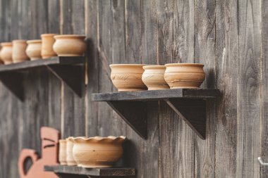 Koyu ahşap yüzeyde seramik kaseleri olan kompozisyon. Kavram