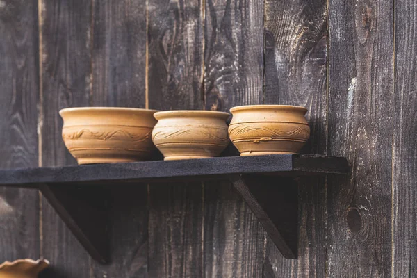 Koyu ahşap yüzeyde seramik kaseleri olan kompozisyon. Kavram