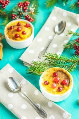 Noel ve Yeni Yıl kompozisyonu Tatlı lezzetli elmalarla