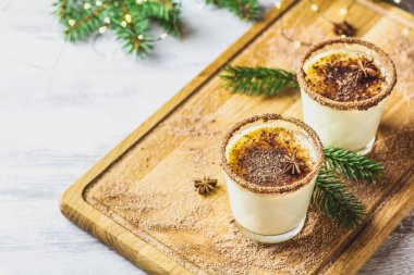 Noel ve kış tatili için tarçınlı yumurta likörü ve hindistan cevizi.