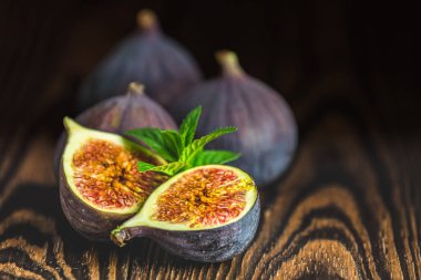 Eski ahşap arka planda olgun incir meyveleri. Paleo diyeti, natürmort