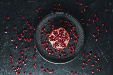 Taze sulu nar - bütün ve siyah bir vintage sırt kesim