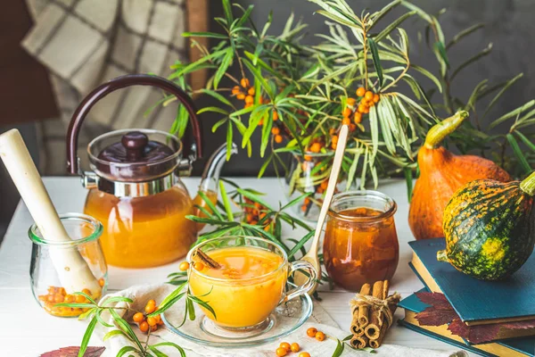 Kopje en theepot hete kruidige thee met duindoorn, jam in de g — Stockfoto