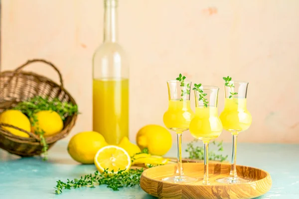 Kekikli limoncello grappas şarap kadehi ve üzerine su damlaları.