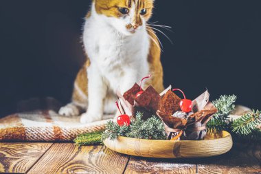 Kahverengi kağıtta kirazlı tatlı çikolatalı kekler.