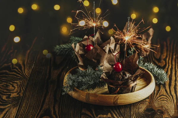 Γλυκό κέικ σοκολάτας με sparklers διακοσμημένα κεράσι σε καφέ — Φωτογραφία Αρχείου