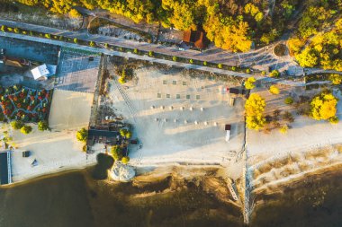 Sonbaharda boş kumsalda hava manzarası. Güzel sonbahar doğa seyahati ya da minimalist arka plan.