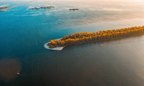 Вид з повітря на дрон над прекрасною великою річкою восени з островами — стокове фото