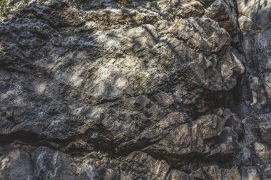 Karanlık Çağlı Pasaklı Uçurum Surat ve Büyük Çatlaklar ve Katmanlarla Bölünmüş