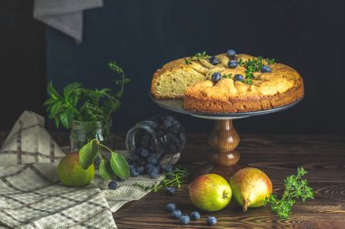 Taze çilek ve armut, tatlı lezzetli cheesecake, berry pasta ile lezzetli tatlı yaban mersini tart. Fransız mutfağı Sanatsal Natürmort Hollanda resim tarzında. Sizin için metin alanı kopyalama