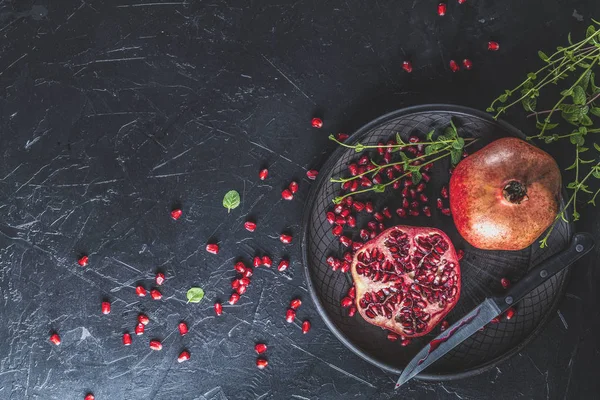 Taze sulu nar - bütün ve siyah bir vintage arka plan, üst görünüm, yatay, kopyalama alanı ile kesilmiş