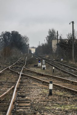 Mavi sinyali olan bir tren yolu trafik lambası. Bulanık bir arkaplanda demiryolu kavşağında Semaphore. Doğu Avrupa 'daki Altyapı Eski Demiryolu. Seçici odak.